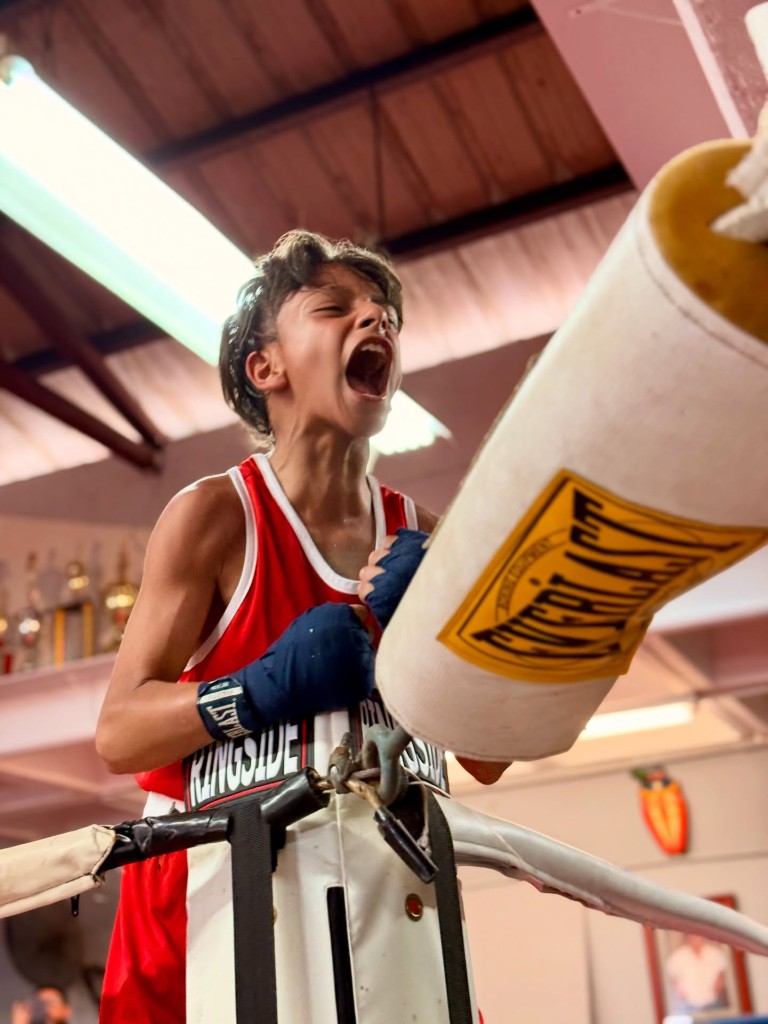 Joven boxeador entrenando con intensidad en el gimnasio Bairoa